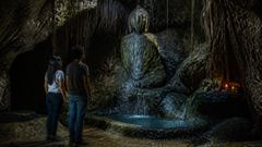 Profundamente sob as raízes, a montanha guardava uma gota paciente.