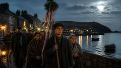Il revint à la chanson non en moqueur, mais en homme qui avait entendu ce que coûte le silence.