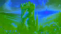 Torre de piedra medieval entrelazada con hiedra y jazmín bajo un cielo dorado
