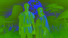 Sous la lumière de la lune, Adanne et Obinna se tiennent côte à côte dans une forêt, main dans la main, tandis qu'Aso Rock se dresse majestueusement derrière eux.