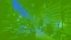 Un hombre solemnemente concentrado estudiando viejos manuscritos en una biblioteca con poca luz, llena de libros antiguos.