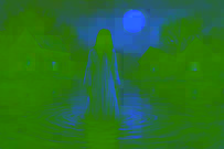 Una mujer fantasmal vestida de blanco de pie en la orilla de una resaca neblinosa, bajo la luz de la luna llena.