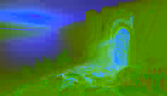 Porte dorée scintillant dans une fissure de basalte au lever du soleil.