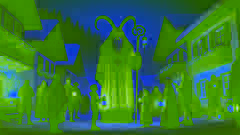 São Nicolau e Krampus estão numa praça de vila austríaca coberta de neve ao entardecer.