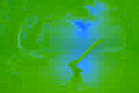 Holzfäller, der eine hölzerne Axt aus einem klaren Fluss zieht, über dem Eichenbäume wachsen