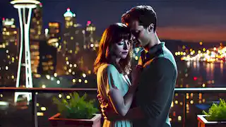 Christian y Anastasia se reúnen en una azotea por la noche, con las luces de la ciudad de Seattle brillando a sus espaldas, simbolizando esperanza y afecto.