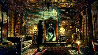 En la tenebrosa biblioteca de una mansión, Spencer ve una versión fantasmal de sí mismo en el espejo.