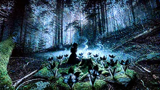 Elara arrodillada junto a flores iluminadas por la luna en un altar cubierto de musgo, con un ligero vapor elevándose hacia el cielo oscuro.
