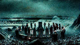 Ceremonia cultista en la orilla de Innsmouth con figuras encapuchadas y antorchas