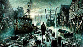 Atardecer en el puerto de Innsmouth, con barcos de pesca desgastados y nubes bajas y pesadas.