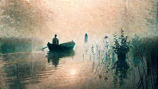 Primera luz iluminando un pantano aún silencioso y una figura solitaria en una embarcación.