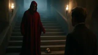 La figura de la Muerte Roja enfrentándose al príncipe Alcine en la gran escalera, bajo la resquebrajante luz de las antorchas.