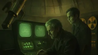 Una consola de mainframe brillante con líneas de código que se reflejan en los rostros de programadores atentos.